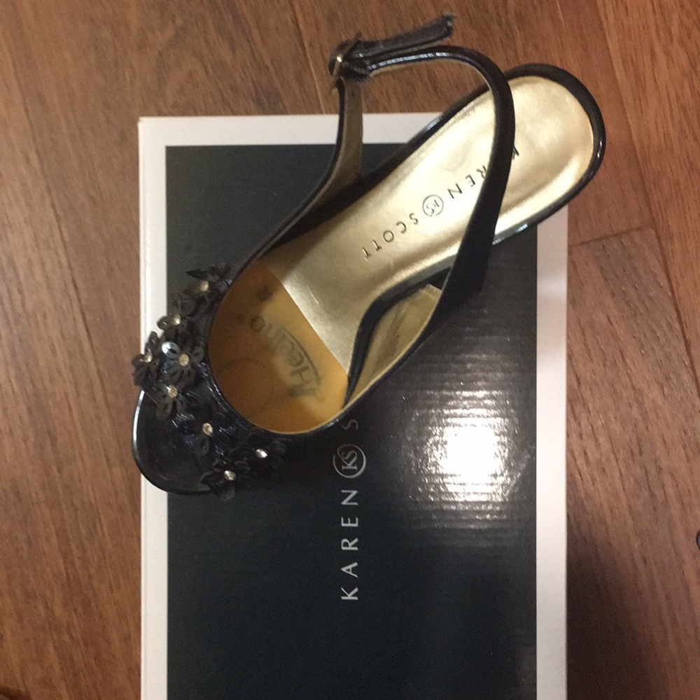 Karen Scott Heels, Style Bronaa